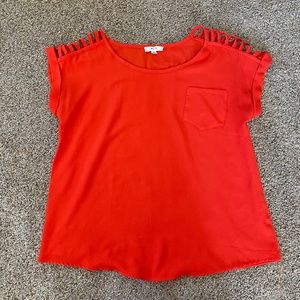 ✨2 for $10✨ Cut-out top with pocket